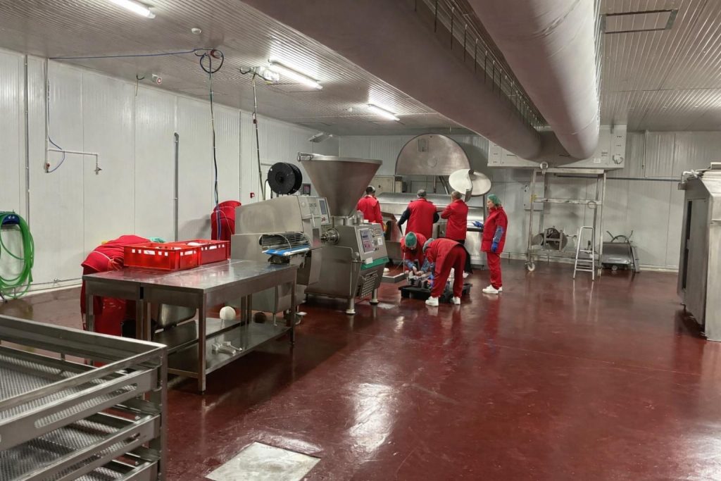 Proces de fabricație a hranei pentru animale în unitatea Balcanik Product